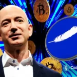 Jeff Bezos em traje formal cercado por moedas Bitcoin e logo da Blue Origin com pena branca em fundo azul tecnológico.