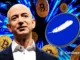 Jeff Bezos em traje formal cercado por moedas Bitcoin e logo da Blue Origin com pena branca em fundo azul tecnológico.