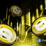 Três moedas Dogecoin com logo "D" flutuando em fundo escuro com feixes de luz dourada ao fundo.