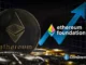 Logo do Ethereum com seta azul ascendente e texto "Ethereum Foundation" indicando movimento de alta no preço.
