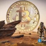 Arte digital de astronauta em Marte com grande moeda de Bitcoin dourada no horizonte.