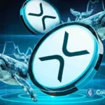 Ilustração digital mostrando logos do XRP flutuando sobre baleias em ambiente aquático tecnológico com grade azul.