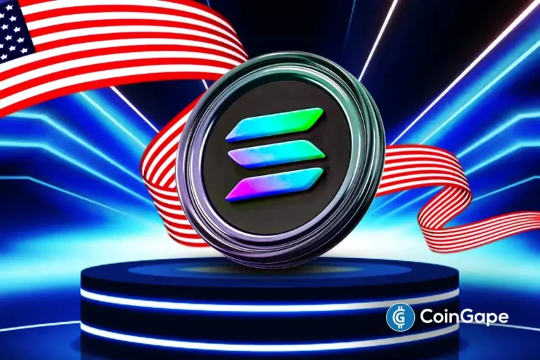 Logo da Solana em medalha metálica sobre pedestal azul com bandeira americana ao fundo e feixes de luz azuis, representando aprovação de ETF nos EUA.