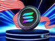Logo da Solana em medalha metálica sobre pedestal azul com bandeira americana ao fundo e feixes de luz azuis, representando aprovação de ETF nos EUA.