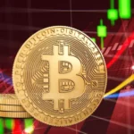 Moeda física de Bitcoin dourada em primeiro plano com candlesticks verdes e vermelhos de gráfico financeiro ao fundo.