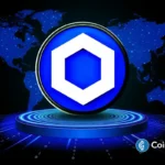 Logo oficial do Chainlink (LINK) em azul e branco sobre plataforma digital com mapa mundial.