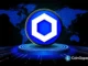Logo oficial do Chainlink (LINK) em azul e branco sobre plataforma digital com mapa mundial.