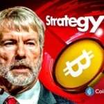 Ilustração mostrando Michael Saylor ao lado do logo da Strategy e símbolo dourado do Bitcoin sobre fundo vermelho com elementos gráficos dinâmicos.