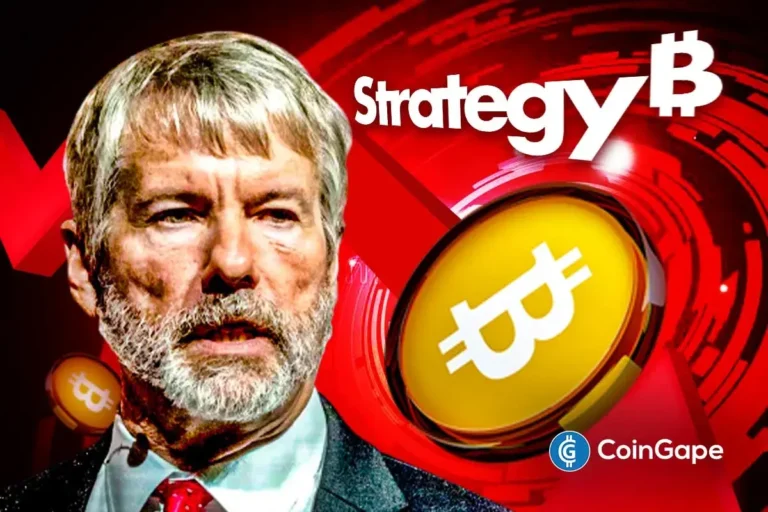 Ilustração mostrando Michael Saylor ao lado do logo da Strategy e símbolo dourado do Bitcoin sobre fundo vermelho com elementos gráficos dinâmicos.