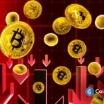 Ilustração artística de moedas douradas de Bitcoin caindo com setas vermelhas apontando para baixo em fundo vermelho.