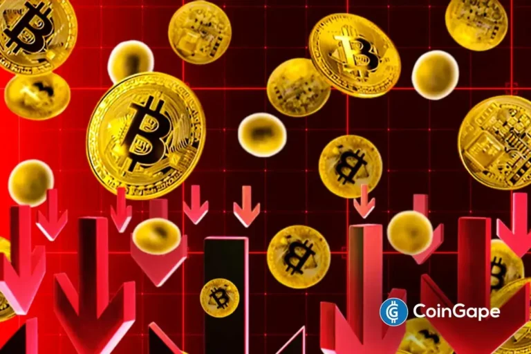 Ilustração artística de moedas douradas de Bitcoin caindo com setas vermelhas apontando para baixo em fundo vermelho.