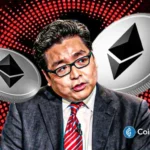 Arte digital mostrando Tom Lee de terno com óculos, cercado por moedas prateadas do Ethereum em fundo vermelho com padrão de pontos.