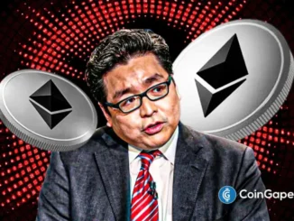 Arte digital mostrando Tom Lee de terno com óculos, cercado por moedas prateadas do Ethereum em fundo vermelho com padrão de pontos.
