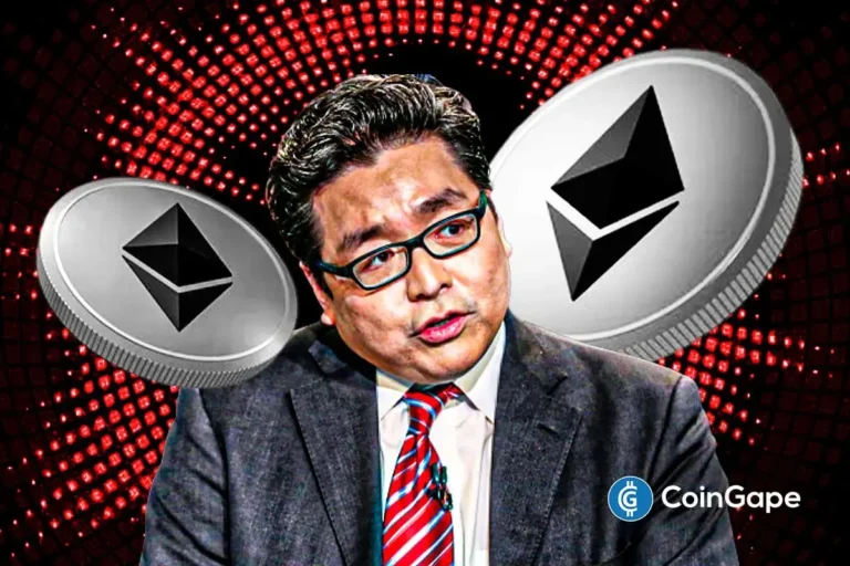 Arte digital mostrando Tom Lee de terno com óculos, cercado por moedas prateadas do Ethereum em fundo vermelho com padrão de pontos.