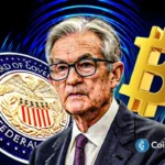 Ilustração digital de Jerome Powell com logo do Federal Reserve e símbolo do Bitcoin ao fundo representando impacto da política monetária nas criptomoedas.