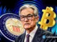 Ilustração digital de Jerome Powell com logo do Federal Reserve e símbolo do Bitcoin ao fundo representando impacto da política monetária nas criptomoedas.
