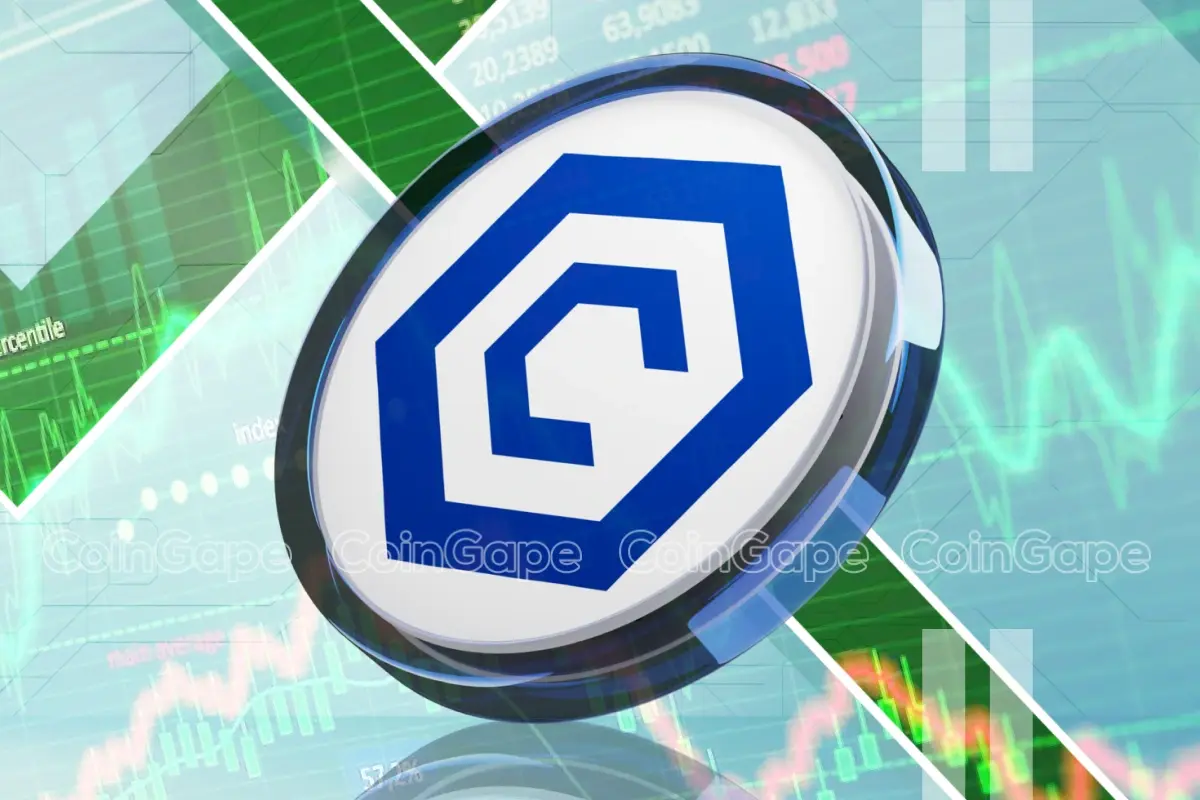 Logo circular azul e branco do token Cronos (CRO) sobre fundo com gráficos financeiros verdes indicando alta