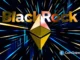 Logo da BlackRock com símbolo do Ethereum dourado em fundo escuro com raios de luz azuis e dourados