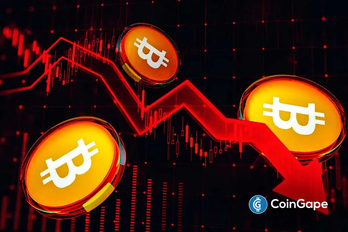 Três moedas Bitcoin douradas sobre gráfico vermelho descendente com candlesticks indicando queda de preço, logo CoinGape no canto inferior direito