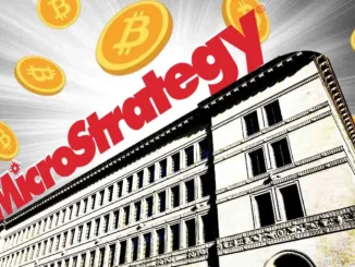 Ilustração mostrando logo da MicroStrategy sobrepondo edifício governamental com moedas de Bitcoin flutuando ao fundo.
