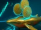 Ilustração 3D de uma baleia dourada nadando com três moedas Cardano (ADA) flutuando acima dela, com gráfico de candlesticks verdes ao fundo indicando tendência de alta no mercado de criptomoedas