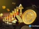 Imagem 3D com moeda Bitcoin dourada, barras de ouro e gráficos de alta em fundo escuro com marca CoinGape
