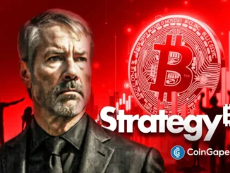 Imagem promocional mostrando Michael Saylor com logo do Bitcoin e texto "Strategy" em fundo vermelho