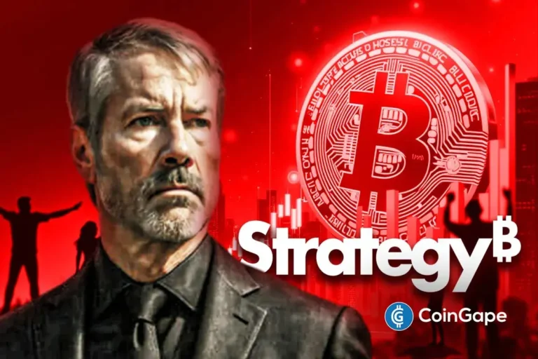 Imagem promocional mostrando Michael Saylor com logo do Bitcoin e texto "Strategy" em fundo vermelho