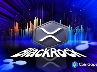 Imagem conceitual mostrando logos do XRP e BlackRock sobre fundo futurista com gráficos de candlestick em tons de azul.