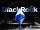 Logo da BlackRock ao lado do símbolo do Ethereum sobre fundo de gráficos financeiros e dados de mercado