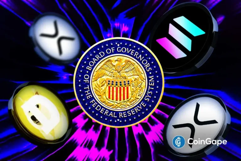 Ilustração do selo do Federal Reserve cercado por logos de criptomoedas incluindo XRP, Solana, Dogecoin e Litecoin em fundo roxo radiante.