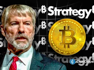Montagem com Michael Saylor ao lado de moeda de Bitcoin dourada sobre fundo da marca Strategy