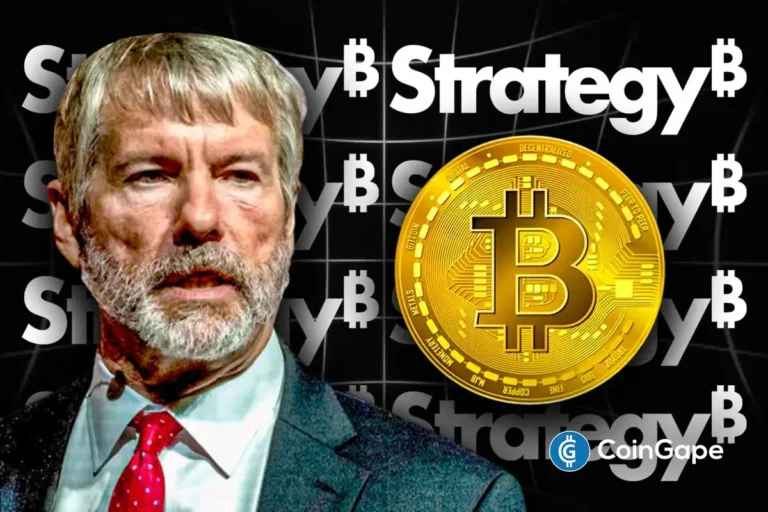 Montagem com Michael Saylor ao lado de moeda de Bitcoin dourada sobre fundo da marca Strategy