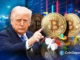 Ilustração conceitual de Donald Trump apontando para moedas de Bitcoin com gráficos de mercado ao fundo.