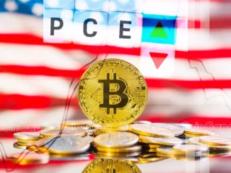 Moeda física de Bitcoin dourada em primeiro plano com gráficos financeiros, setas indicativas e texto PCE ao fundo.