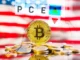 Moeda física de Bitcoin dourada em primeiro plano com gráficos financeiros, setas indicativas e texto PCE ao fundo.