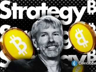 Imagem de Michael Saylor sorrindo com duas moedas douradas de Bitcoin e o texto Strategy ao fundo.