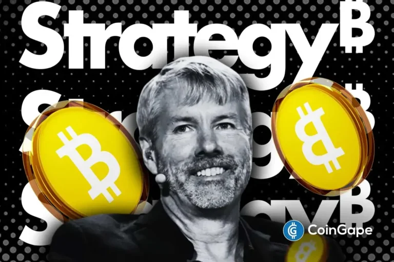 Imagem de Michael Saylor sorrindo com duas moedas douradas de Bitcoin e o texto Strategy ao fundo.