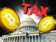 Imagem conceitual mostrando moedas de Bitcoin, a palavra TAX em destaque e o Capitólio dos EUA ao fundo.
