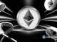 Ilustração de moeda de Ethereum em prata com logo centralizado, cercada por outras moedas de ETH em fundo preto com efeitos de luz.