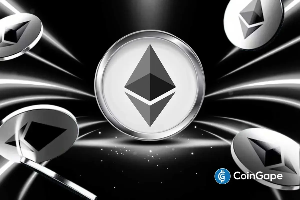 Ilustração de moeda de Ethereum em prata com logo centralizado, cercada por outras moedas de ETH em fundo preto com efeitos de luz.