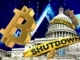 Ilustração com símbolo dourado do Bitcoin, Capitólio dos EUA e faixas amarelas com a palavra "shutdown" sobre fundo azul digital