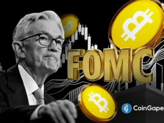 Montagem mostrando Jerome Powell, presidente do Fed, ao lado de moedas de Bitcoin e logo do FOMC sobre gráfico de candlesticks.