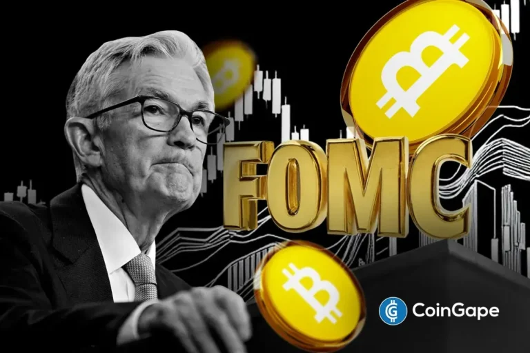 Montagem mostrando Jerome Powell, presidente do Fed, ao lado de moedas de Bitcoin e logo do FOMC sobre gráfico de candlesticks.