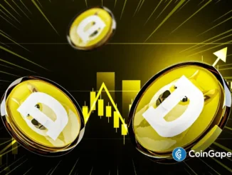 Ilustração 3D de moedas Dogecoin com gráfico de candlestick ao fundo e seta indicando tendência de alta.