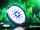 Representação visual da criptomoeda Cardano com logo ADA em primeiro plano e gráficos de candlestick verdes indicando tendência de alta.