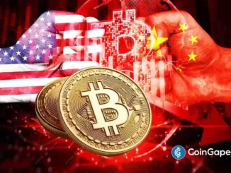 Moeda de Bitcoin em primeiro plano com bandeiras dos Estados Unidos e China ao fundo, representando tensões comerciais entre as nações.