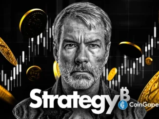 Imagem estilizada de Michael Saylor em preto e branco com moedas douradas de bitcoin e gráficos de velas ao fundo.