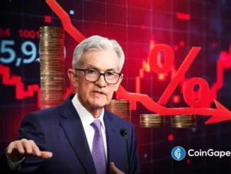 Presidente do Fed Jerome Powell em discurso sobre política monetária com gráficos de queda de juros e pilhas de moedas ao fundo.