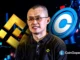 Changpeng "CZ" Zhao, fundador da Binance, posando entre os logotipos da Binance e Coinbase com gráficos ao fundo
